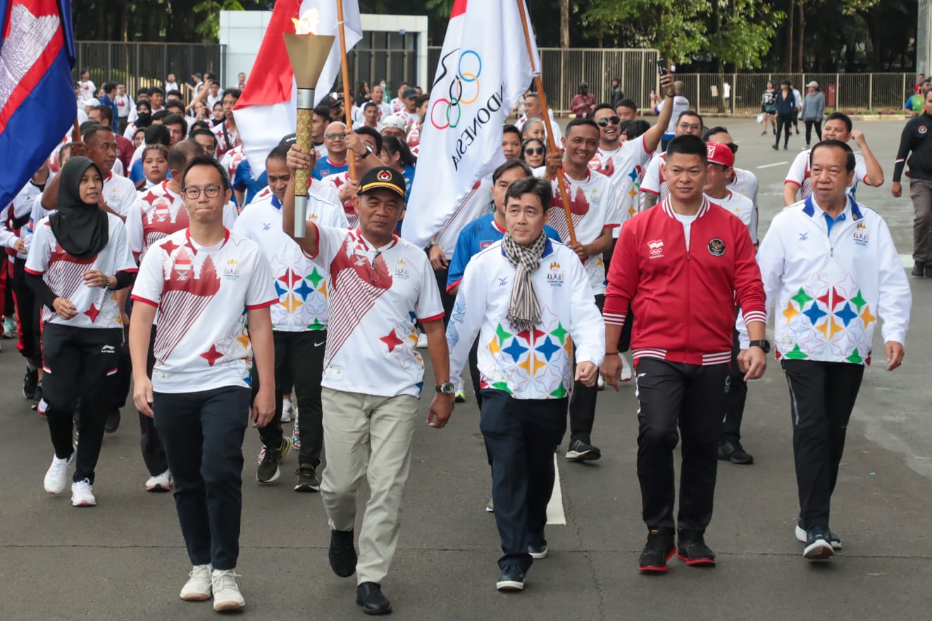 Torch Relay SEA Games 2023 Kamboja, Plt Menpora Muhadjir Effendy Berlari Bawa Obor di GBK