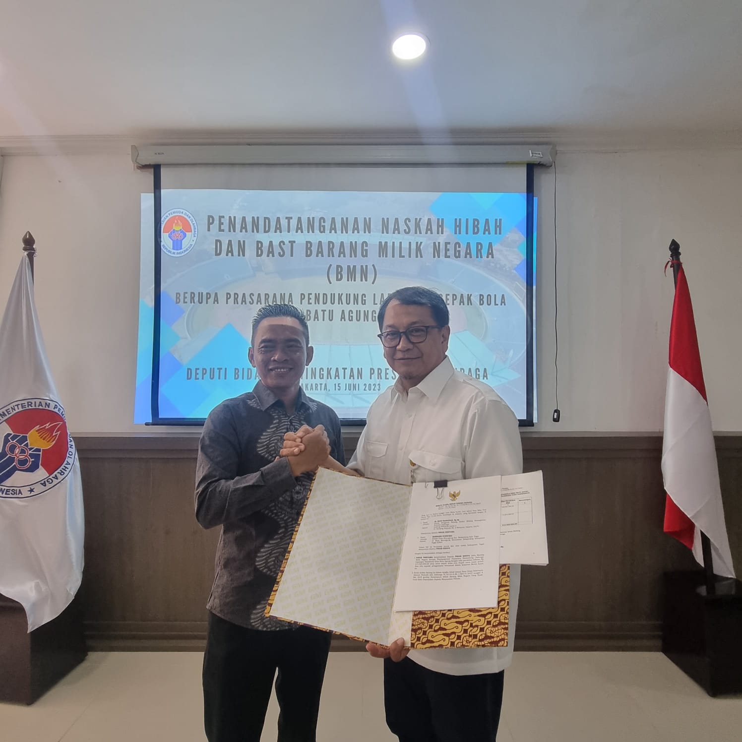 Kemenpora dan Pemerintah Desa Batu Agung Tandatangani Naskah Perjanjian BMN