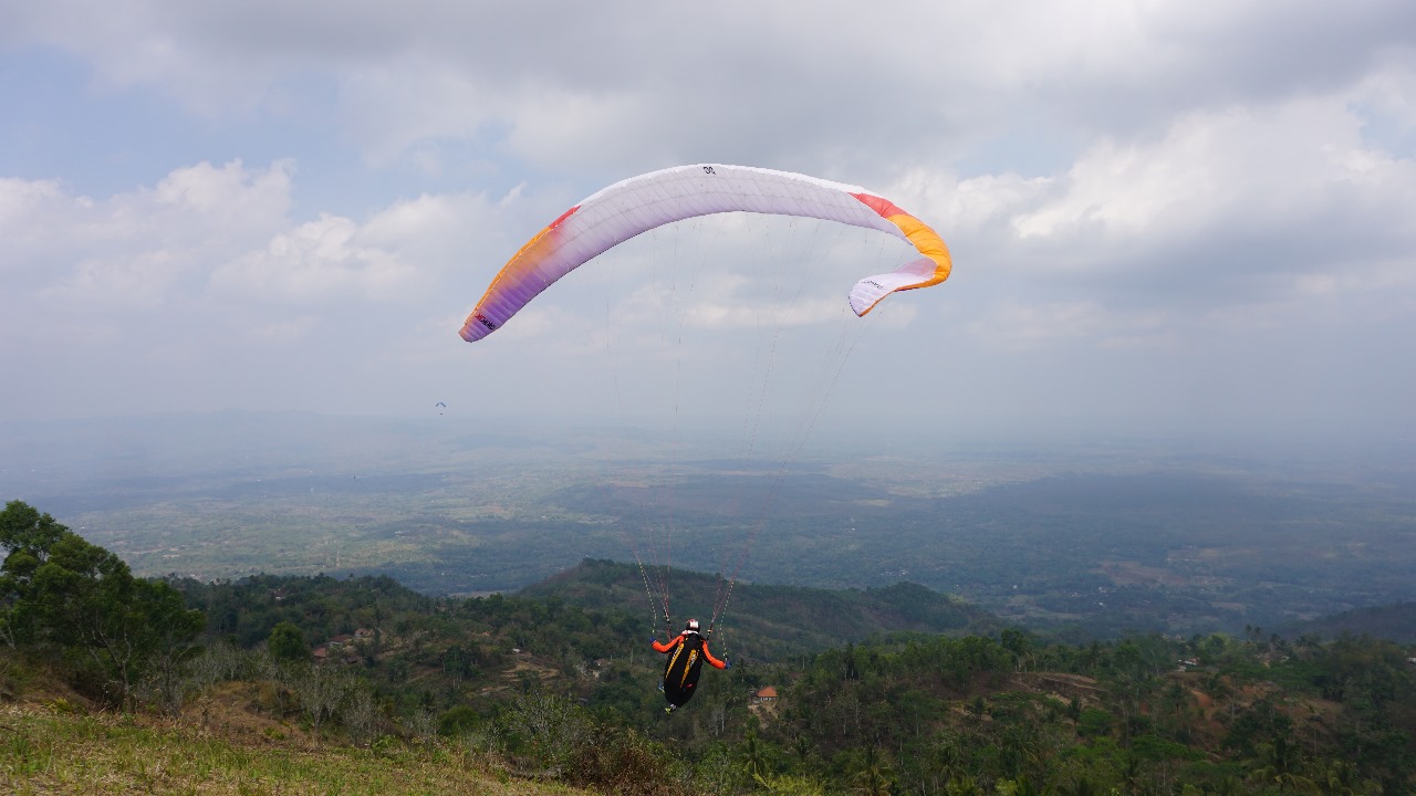 TROI Paralayang Seri 3: Menikmati Keindahan Panorama di Titik Tertinggi Gunung Kidul