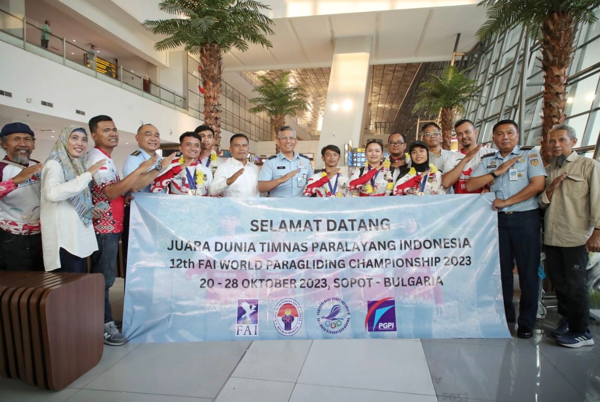 Apresiasi Tim Paralayang Indonesia Usai Juara Dunia, Kemenpora Jemput Atlet dan Sambut dengan Pengalungan Bunga di Bandara