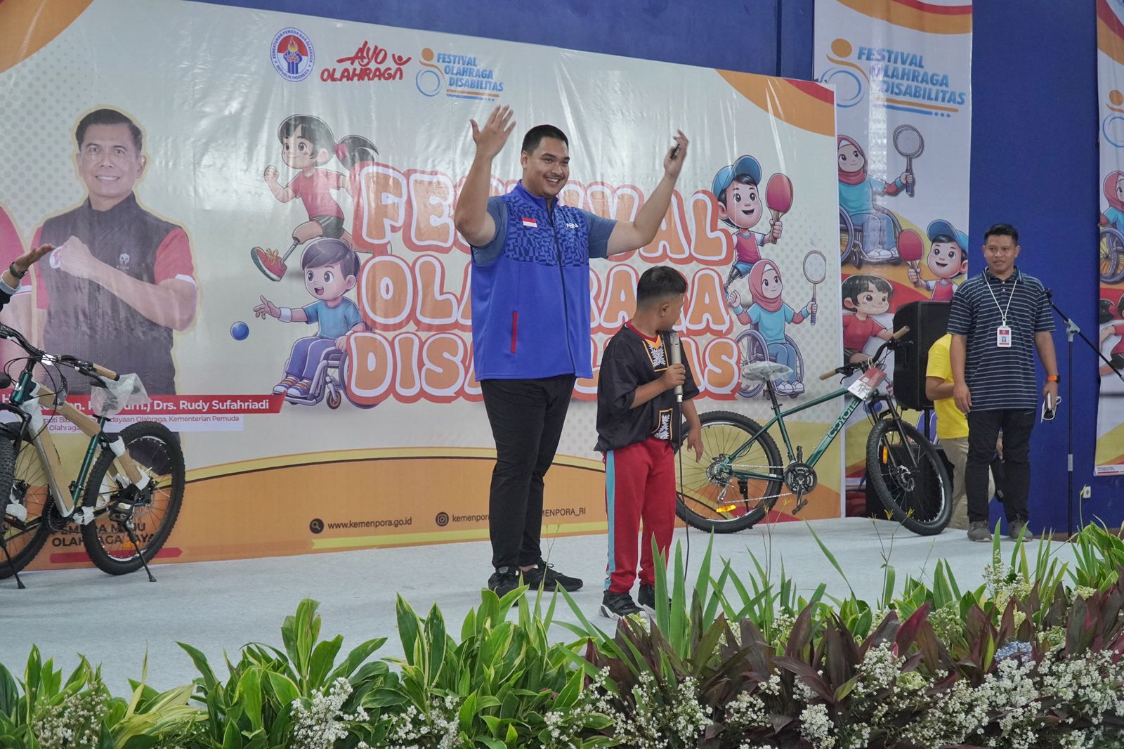 Usai Beri Semangat, Menpora Dito Menari Bersama Salah Satu Peserta di Panggung Pembukaan Festival Olahraga Disabilitas