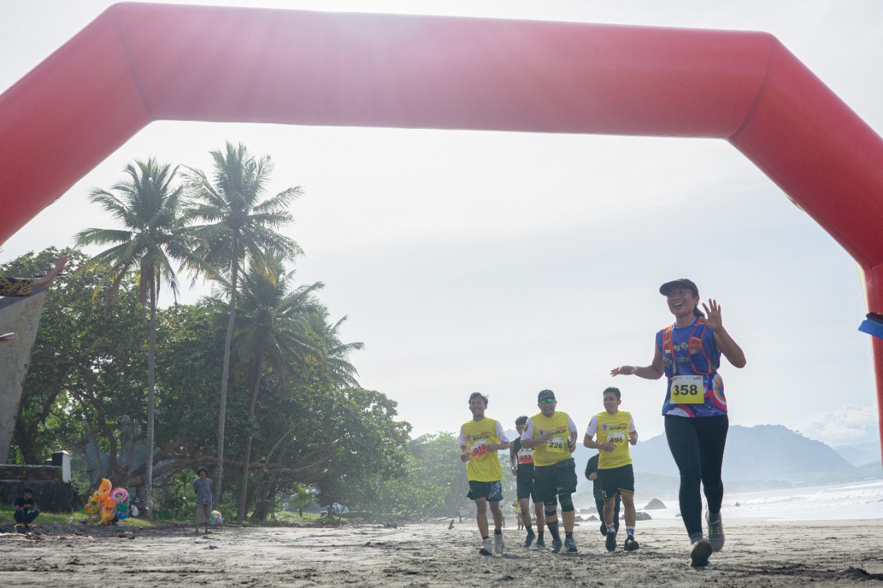 Kemenpora Gelar Beach Trail Run di Pelabuhan Ratu, Sukabumi Jawa Barat pada 30 Oktober 2022.